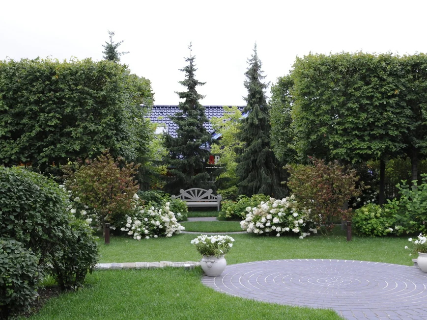  В конце перспективы cада дизайнеры установили лавочку.Она продолжила линию одной из дорожек и зрительно увеличила размеры сада.