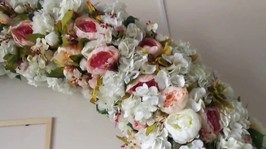 Арка из искусственных цветов