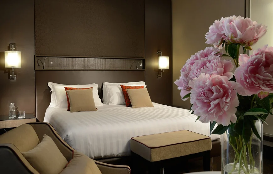 Добавьте в интерьер спальни: две тумбочки, боковые лампы, пару уютных кресел, хороший шкаф для одежды 