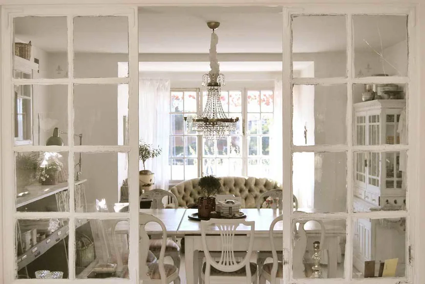 Тусклый серый цвет, местами потертый, с эффектом облупившейся побелки