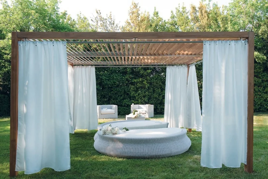  Конструкция такой беседки состоит из пергол, и сделать ее своими руками просто и вполне недорого.