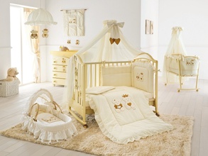 Комната для новорожденного. Симпатичное стилизованное деревце на стене возле кроватки крохи