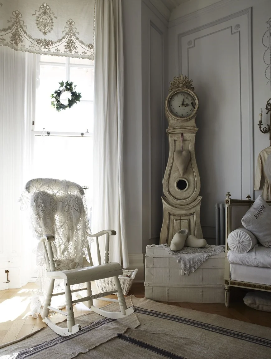 Прекрасная вышивка на шторах из натуральной ткани