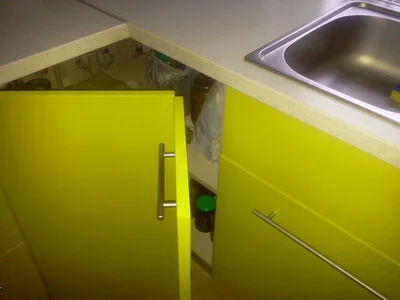 ломаная дверца угловой кухонной тумбы