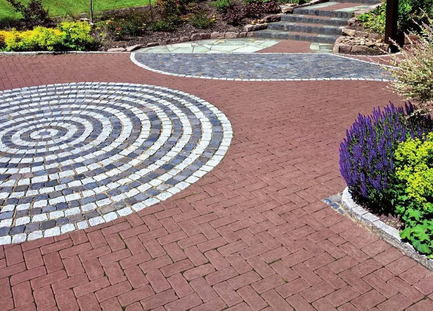 Комбинирование брусчатки разного цвета.