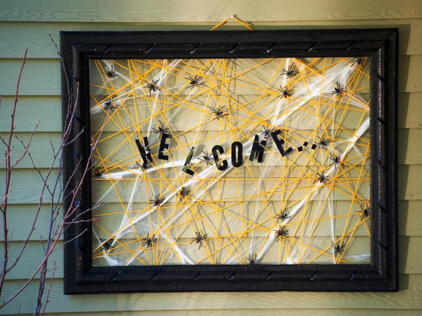 Панно-венок с пауками на дверь Welcome