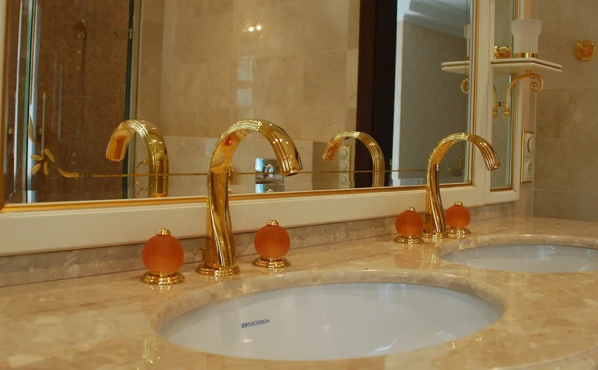 Смесители позолоченные в классическом стиле из коллекции Chantilly Cristal, ручки декорированы горным хрусталем.