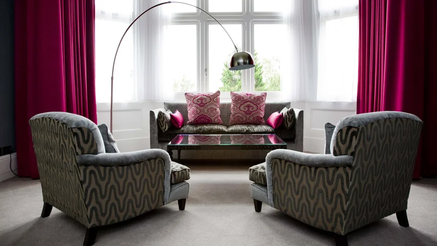 Стулья, желательно, не расставлять по всей комнате, попробуйте сгруппировать их, создавая зону для общения. 