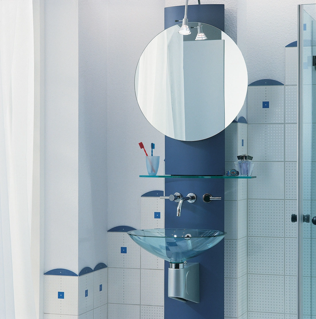 Холодные оттенки голубого цвета, прозрачные аксессуары, хромированные ручки помогут наполнить интерьер ванной светом и воздухом. Стиль hi-tech -хорошая идея!