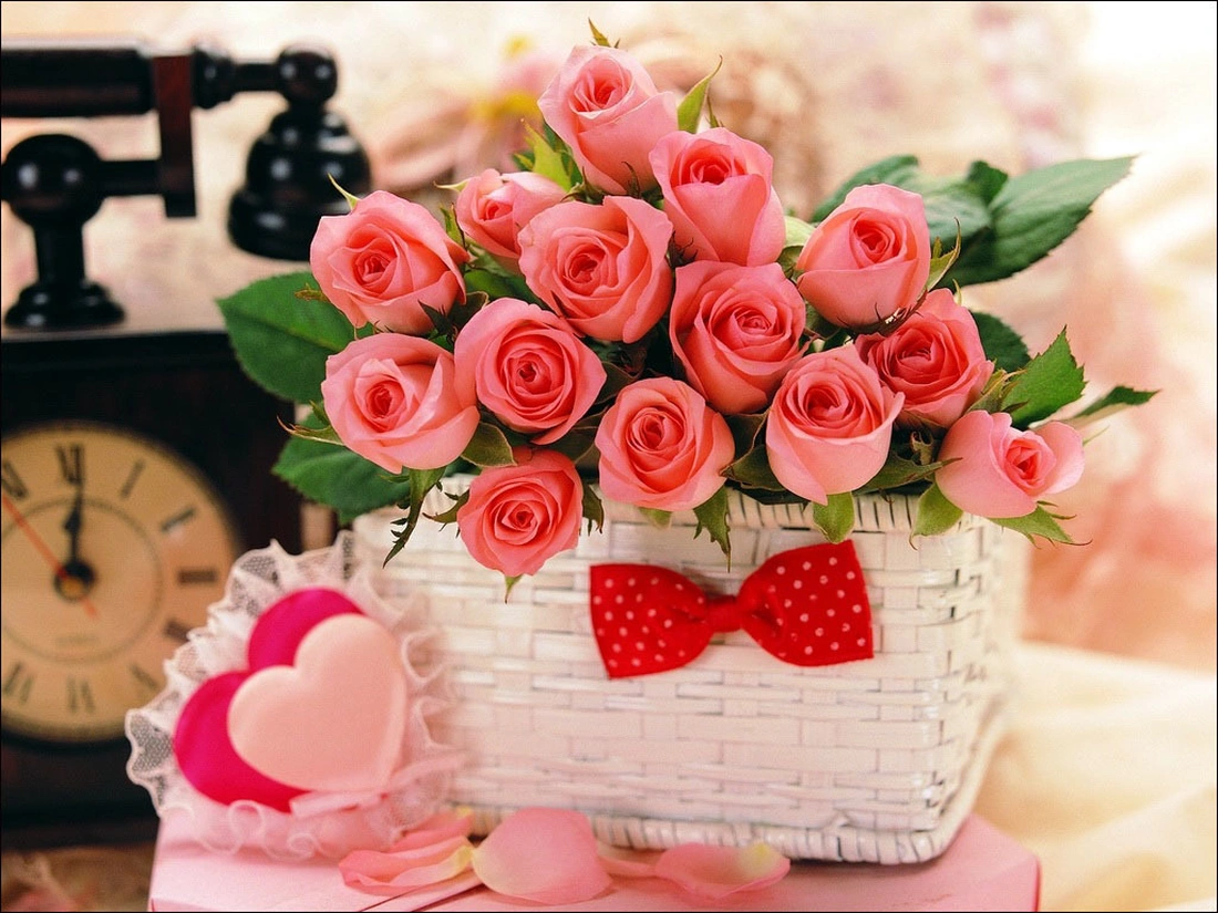 Милая плетеная корзиночка с букетом роз или цветущими гиацинтами,нарциссами и крокусами.
