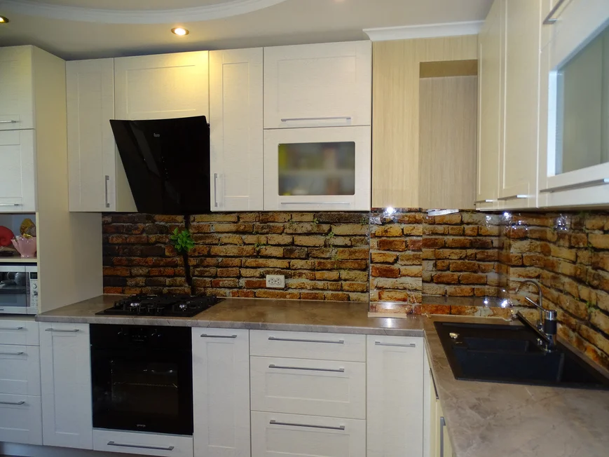 Скинали с имитацией кирпичной кладки