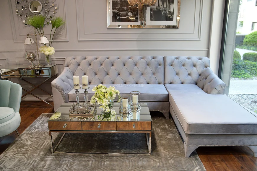 Угловой диван с каретной стежкой для современной гостиной