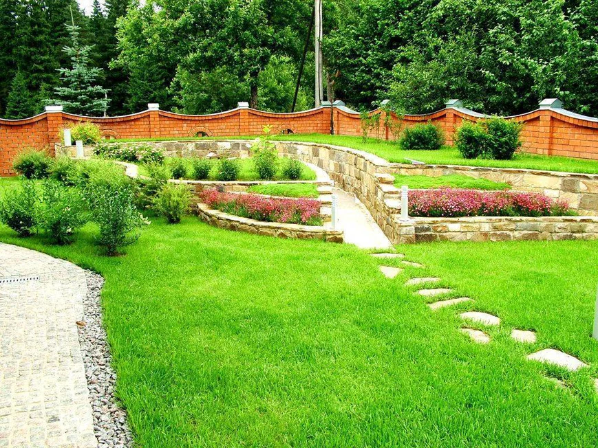 Подпорные стенки применяют и как отдельный самодостаточный элемент, например для устройства укромного уголка на вашем участке.