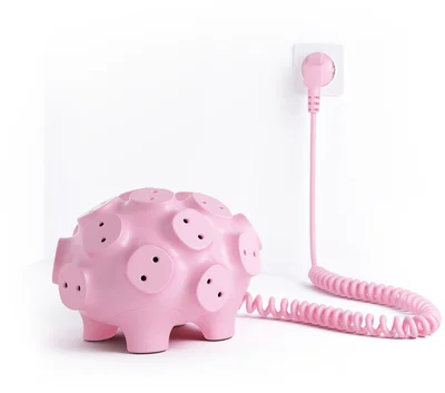 Гламурный розовый поросенок значительно облегчит вам жизнь и избавит от проблемы поиска свободной розетки.