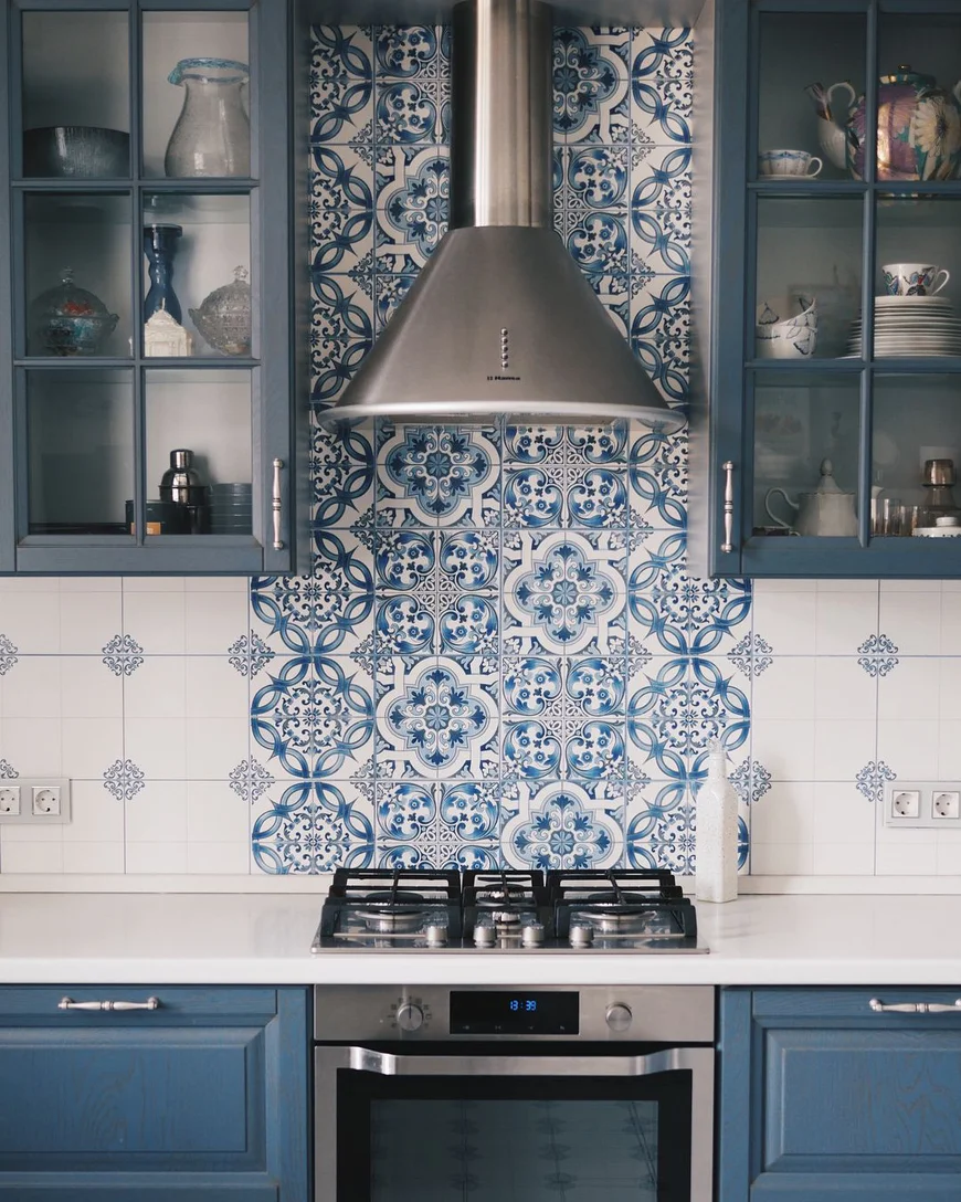 Кухонный фартук из керамической плитки.