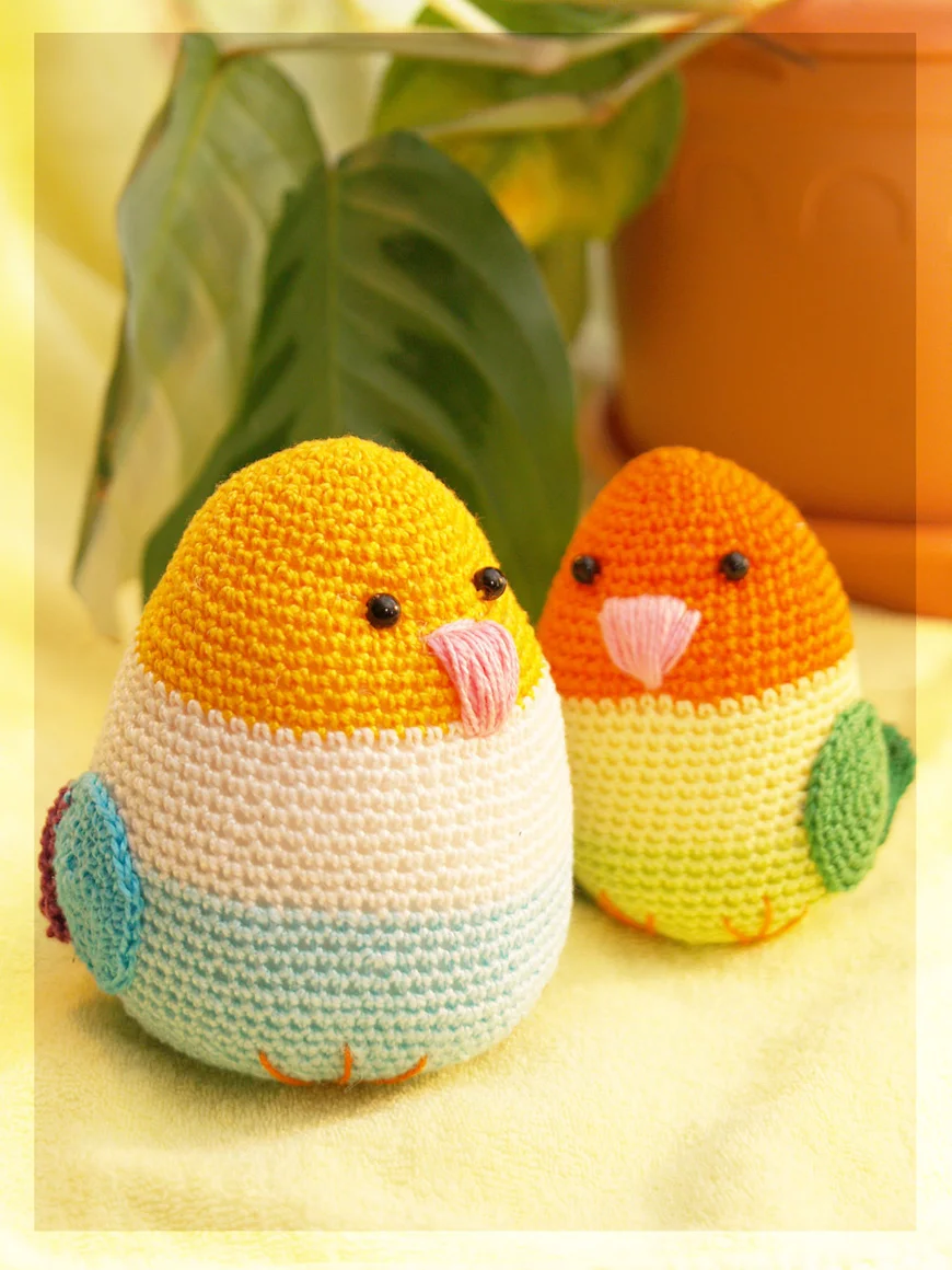 Поселите несколько ярких пташек и у себя на окнах и комнатных растениях.