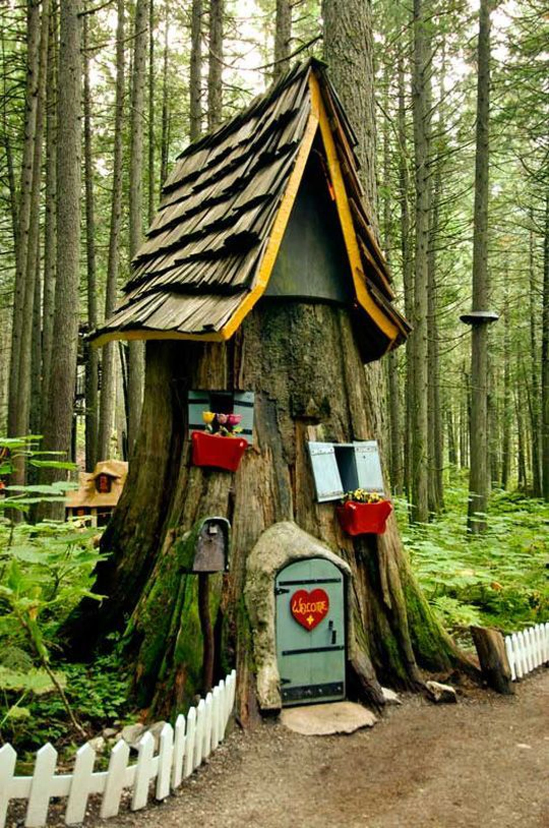 Сказочный домик из спиленного дерева