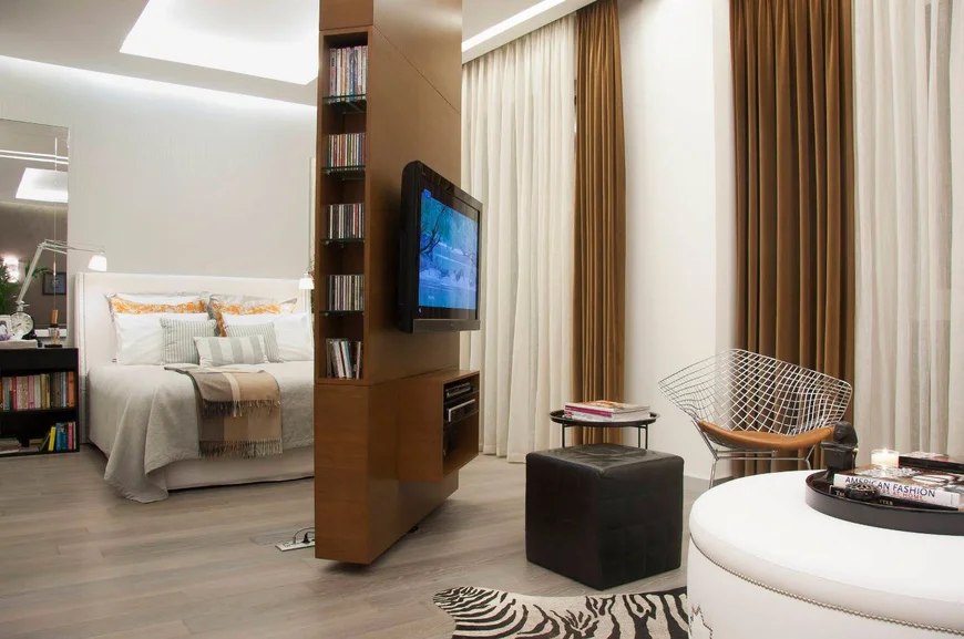 Телевизор на вращающейся перегородке