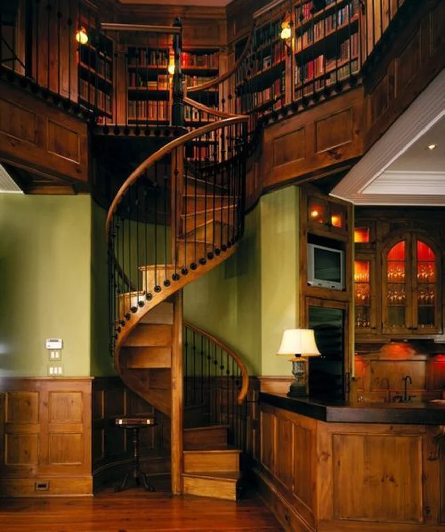 С целью экономии места используют винтовые лестницы.