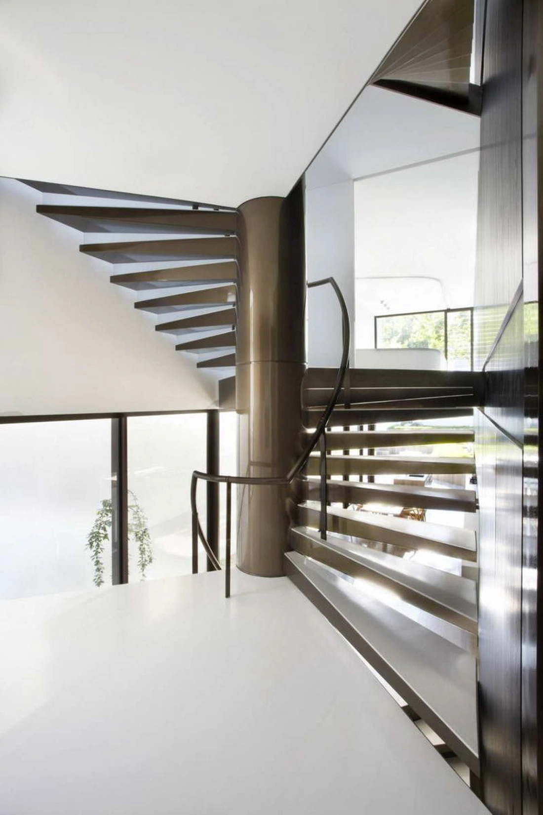 Эффектная винтовая металлическая лестница, с белоснежными ступенями из дерева.