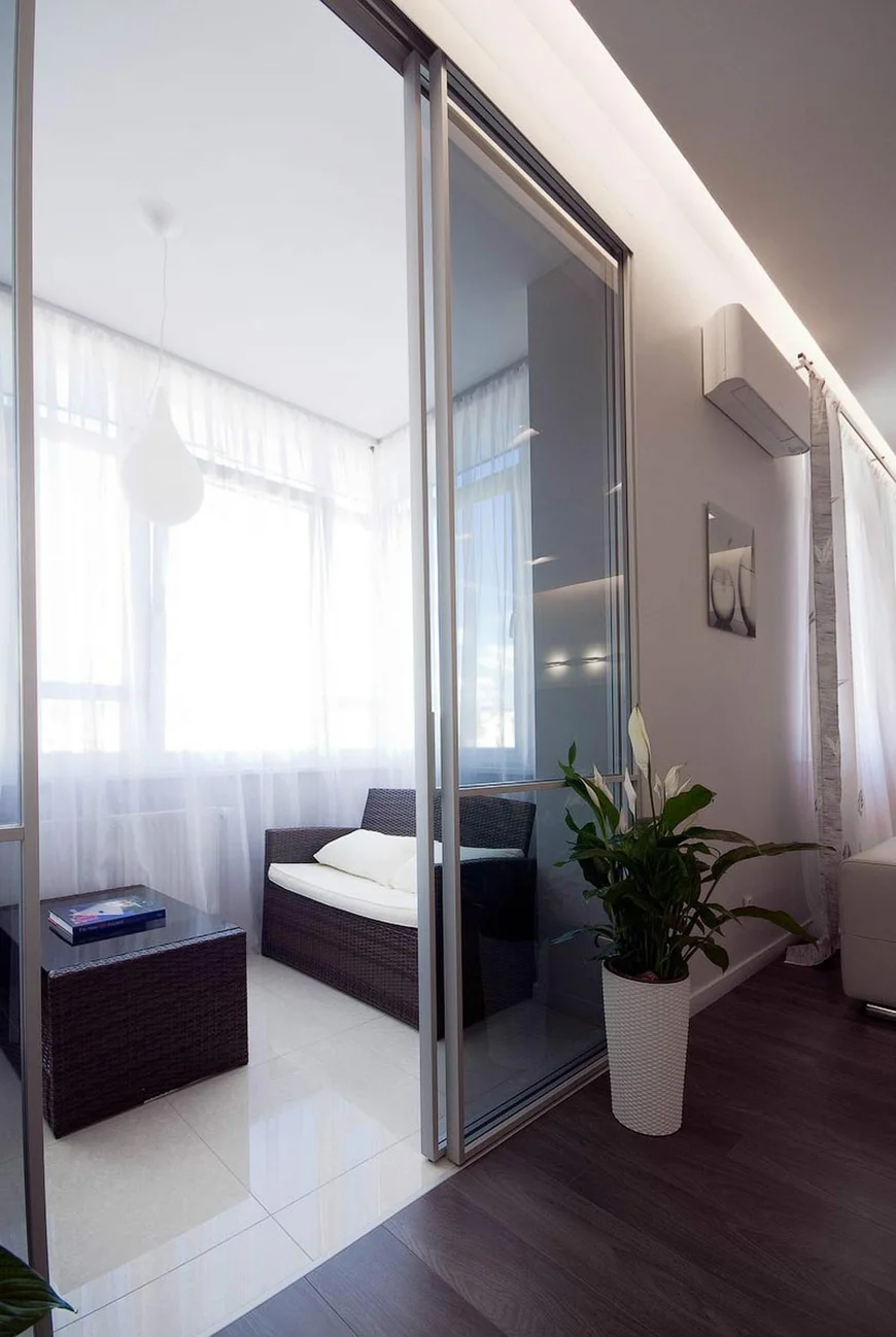 Для зонирования гостиной-студии используются легкие раздвижные перегородки со стеклом или тканью, ширмы, жалюзи, которые при желании можно всегда раздвинуть или собрать.