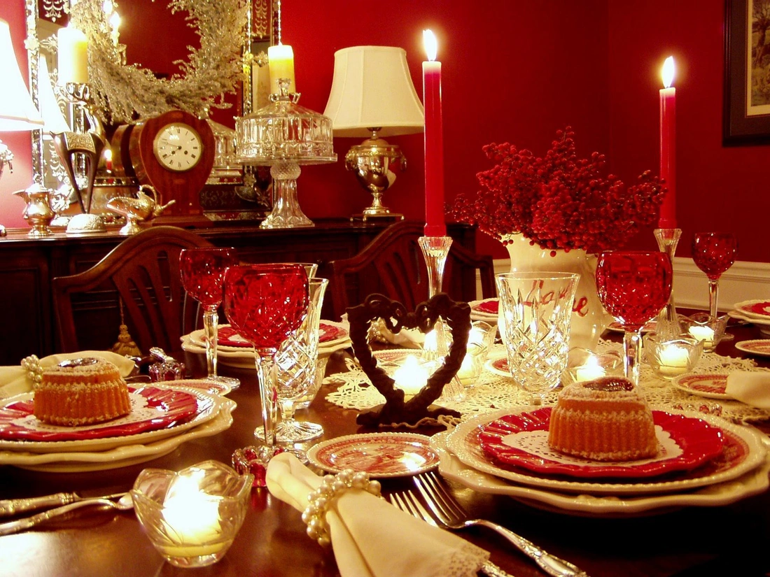 Оформите интерьер в романтическом стиле, добавьте декоративные сердечки, свечи, корзиночки с цветами, гирлянды и шары.