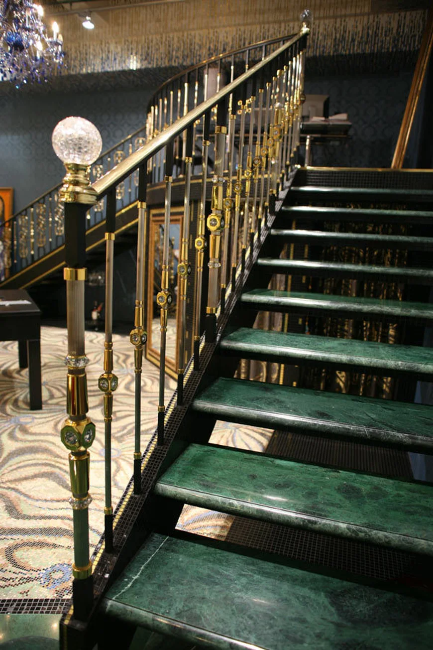 Декоративное оформление перил и балясин зависит от общего стиля помещения .