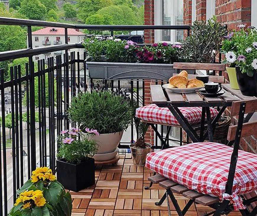 Сшейте чехлы на стулья и мягкие подушки для сидения из прочной, устойчивой к загрязнению ткани, ведь использовать вы их будете на улице. 