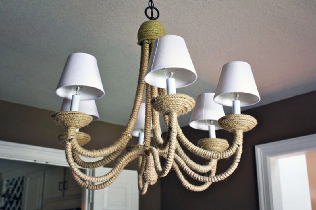 Корпус старого светильника декорирован шпагатом или толстой веревкой из натурального материала