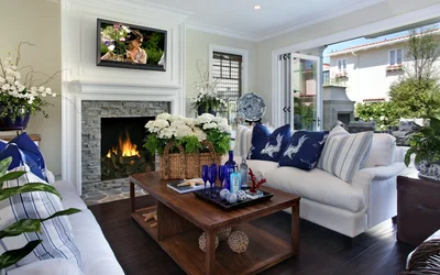 Живые цветы, конечно дороже, но и выглядят лучше искусственных, и ароматны.