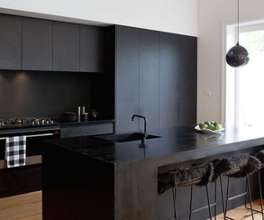 Дизайн белой кухни с элементами черного цвета