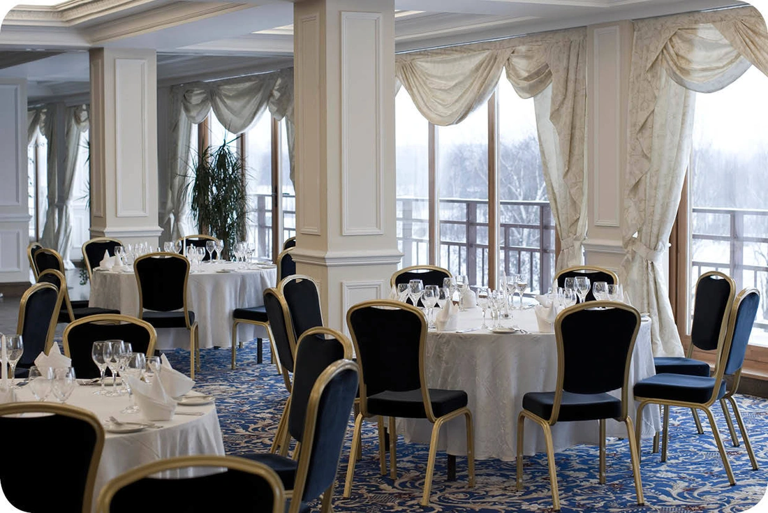 Эффектно в ресторанах смотрятся шторы в классическом стиле, ламбрекены, подхваты и другие декоративные элементы.