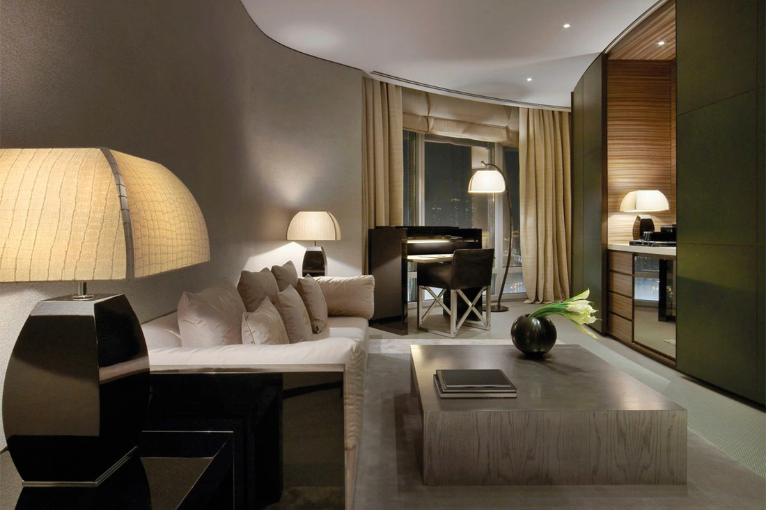 Дизайн роскошной современной гостиной комнаты отеля Armani Hotel Dubai в серо-бежевой гамме.