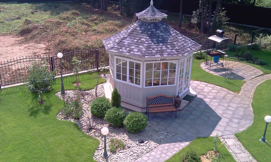 Такая беседка создается для того, чтобы в ней было уютно не только в тихую,теплую погоду.