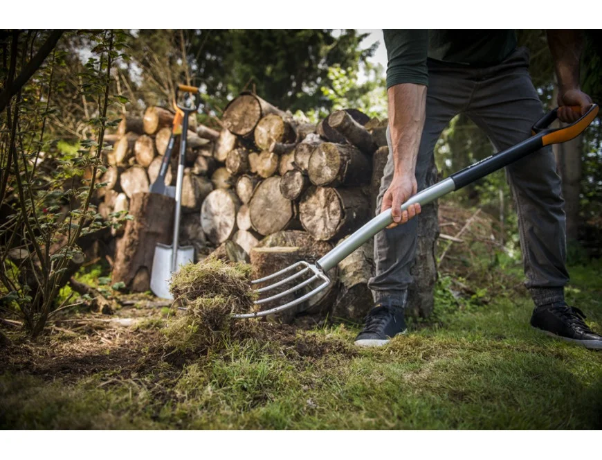 Садовые вилы для копания.