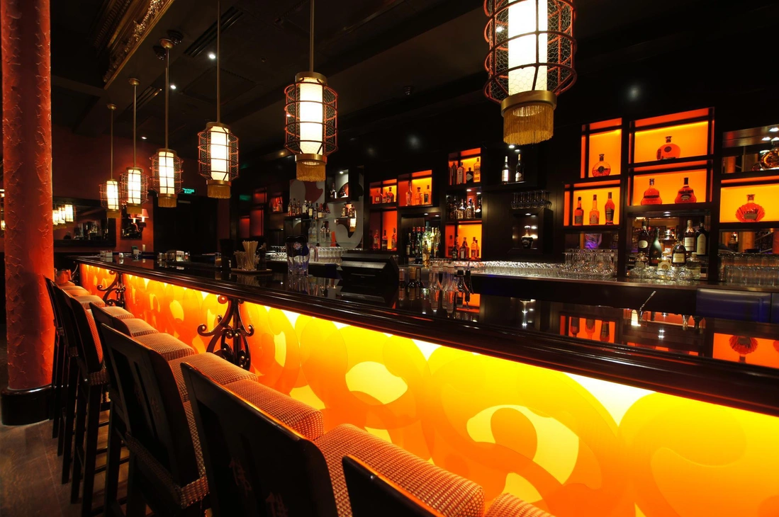 Барная стойка с подсветкой ресторана Будда-бар 