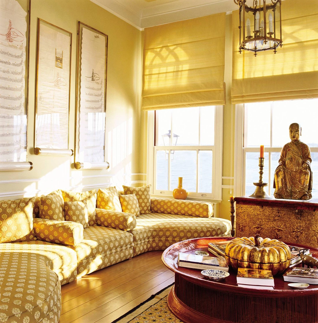 Гостинная в индийском стиле,благодаря цветовому решению, позитивна и жизнерадостна.