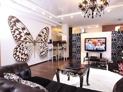 Покрасьте люстру в белый, черный или другой, гармонирующий с цветовой гаммой помещения тон.