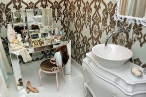 Удобные контейнеры для разной мелочи, канцелярии, сыпучих продуктов, туалетных принадлежностей получаются из жестяных банок из-под чая, кофе. 