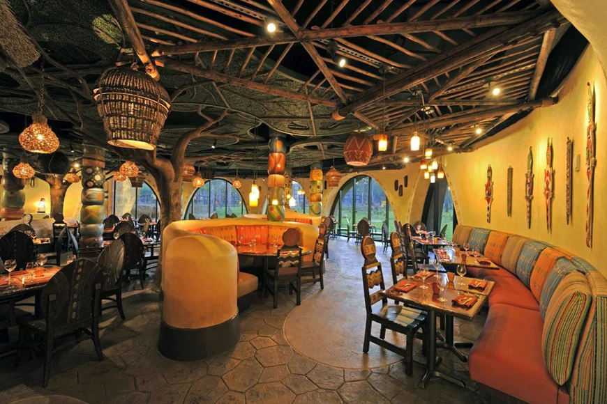 Сочетание "легких" и "тяжелых" цветов поможет создать комфортный интерьер, в котором посетители ресторана смогут провести максимально много времени.