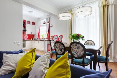 Вы можете добавить полотно контрастного цвета к, уже имеющимся, шторам; поменять, надоевшие абажуры светильников