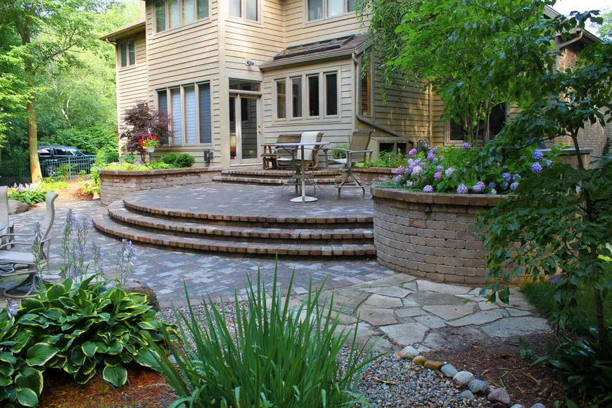 Хоста любит ажурную тень. Украсьте ею патио, здесь для хосты будут идеальные условия проявить свою декоративность. 