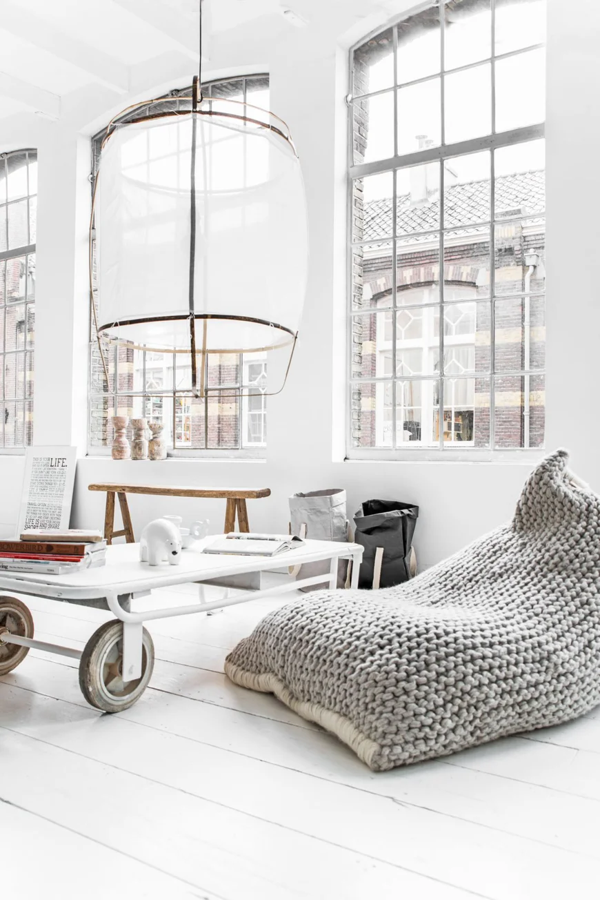 Кресло-мешок с вязанным чехлом в LOFT интерьере Кресло-мешок с вязанным чехлом в LOFT интерьере