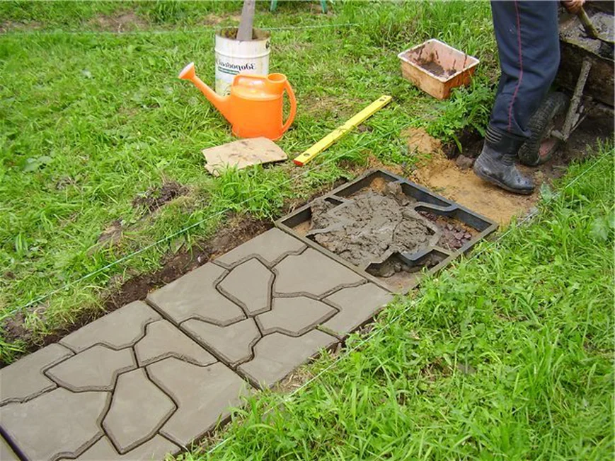 Создание дорожки с помощью пластиковой формы.