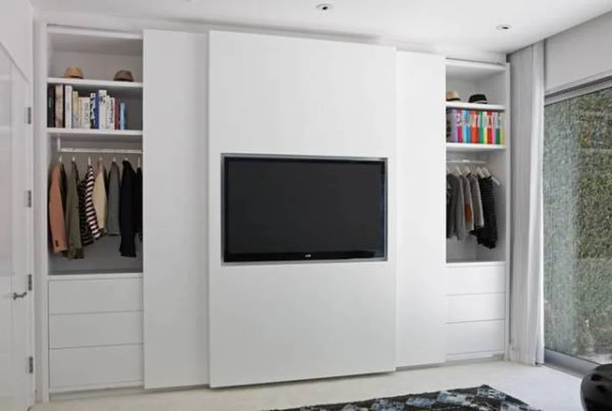 Встроенный в мебель телевизор