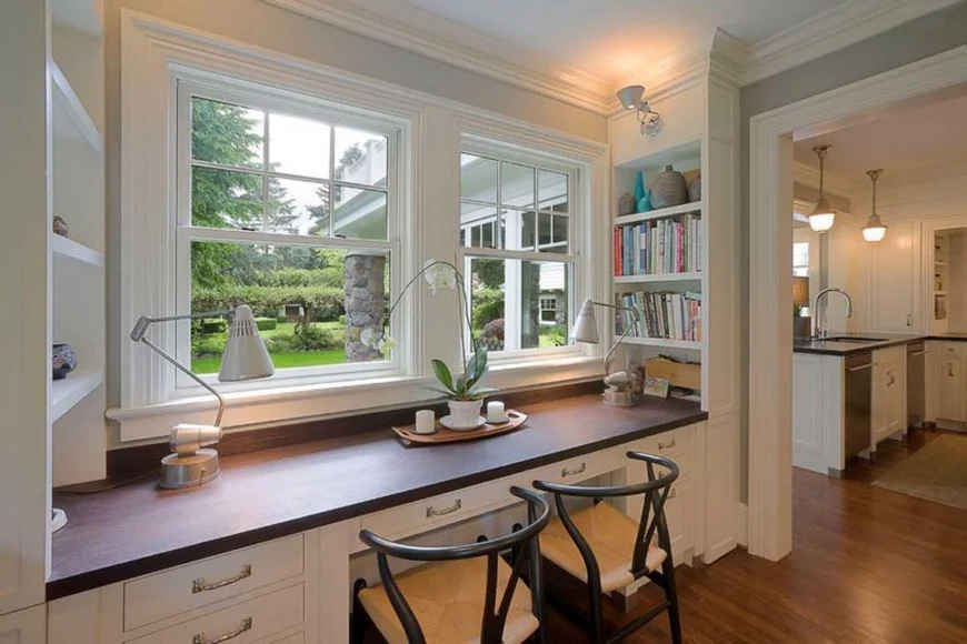 Рабочий уголок в прихожей