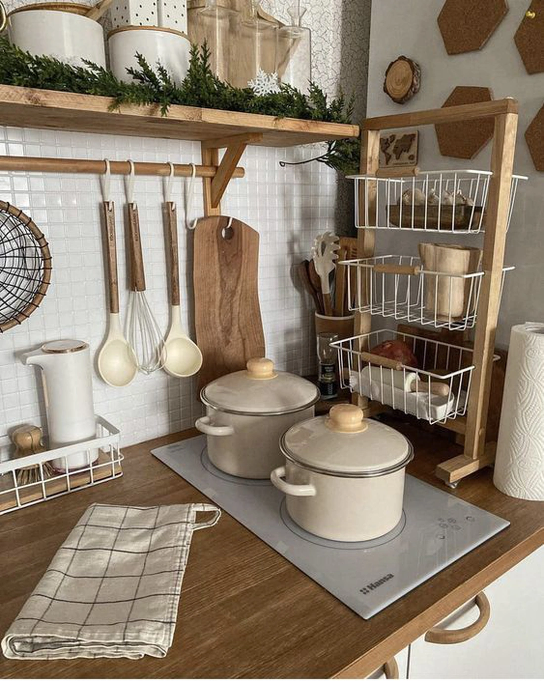 Корзина — верное решение, если требуется упорядочить кухонные принадлежности и мелкие приборы