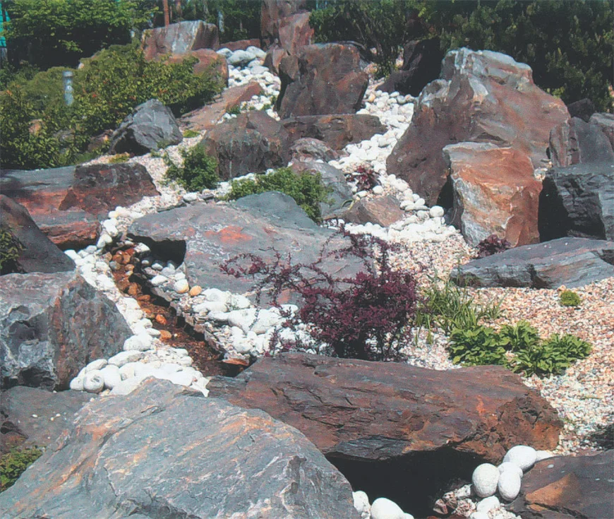 Так как рокарий - это ландшафтная композиция из камней и растений, где главный акцент ставится на камни, имеет смысл отдавать предпочтение породам неярких, естественных тонов: оттенки серого, желтоватого или бежевого. 