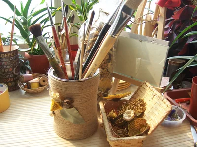 Удобные контейнеры для разной мелочи, канцелярии, сыпучих продуктов, туалетных принадлежностей получаются из жестяных банок из-под чая, кофе. 