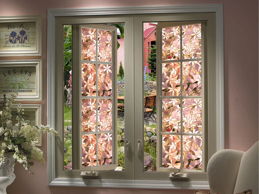 Витражное окно с цветочными мотивами